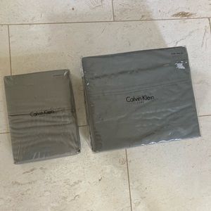 New NWT Calvin Klein 4 piece Queen sheet set PLUS 2 King pillowcases